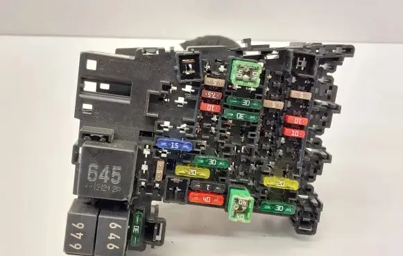 Volkswagen PASSAT B8 Fuse module 5Q0937615C