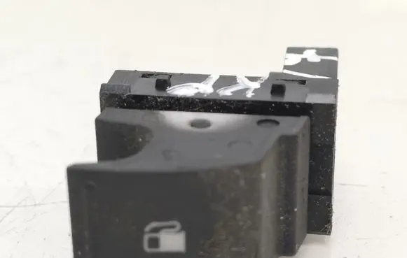Volkswagen Jetta V Fuel tank opening switch 7L6959833A