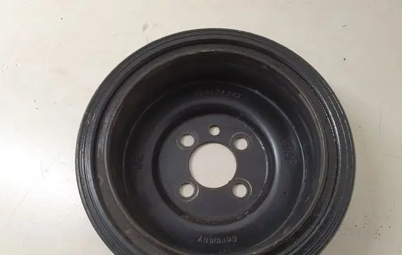 Volkswagen PASSAT B6 Crankshaft pulley 03G105243