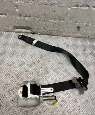 Toyota Avensis T270 Front seatbelt N088631