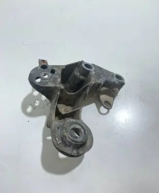 Audi A4 S4 B7 8E 8H Engine mounting bracket 8E0199352N