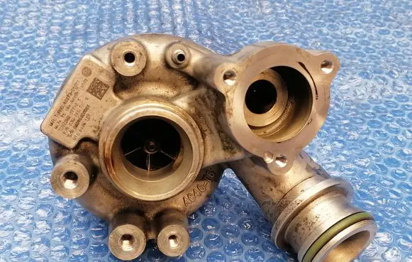 Volkswagen Golf V Turbo 4937301001 03C145701N
