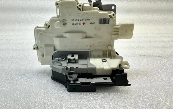 Volkswagen PASSAT B7 Rear door lock 3C4839016A