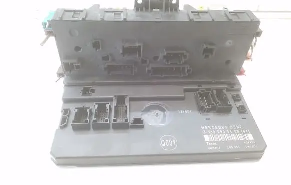 Mercedes-Benz Vito Viano W639 Fuse module A6395450801 A6399005400