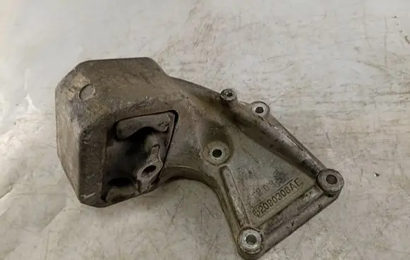 Jeep Grand Cherokee (WK) Engine mount bracket 52090308AE 2035
