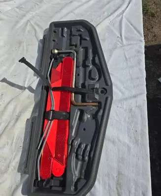 BMW 5 E39 Tool box 71111180681