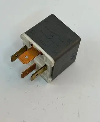 Volkswagen PASSAT B5 Other relay 141951253b D08X40A