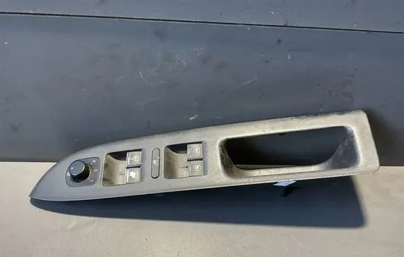 Volkswagen Golf Plus Front door window switch trim 5M1867371B