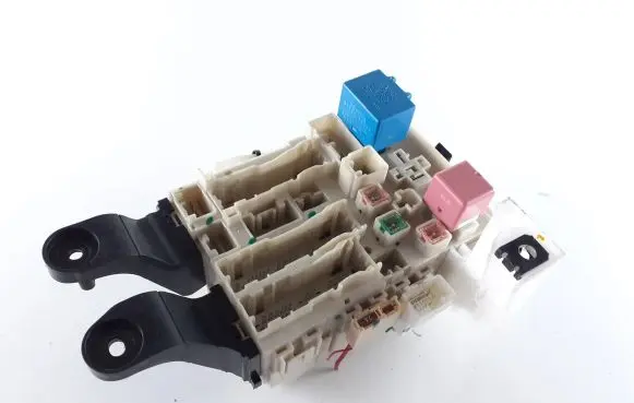 Toyota Avensis T270 Fuse module 8273005170C 8273005170