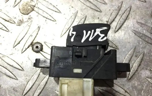 Nissan Almera Tino Electric window control switch