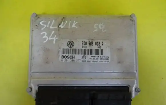 Volkswagen PASSAT B5 Engine control unit/module 8D0906018R 0261206317