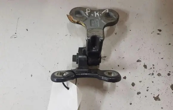 Volvo V50 Front door lower hinge