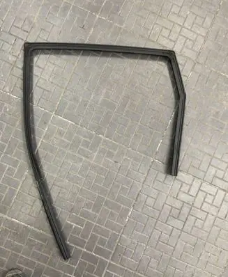Jeep Grand Cherokee Rubber seal rear door window/glass 