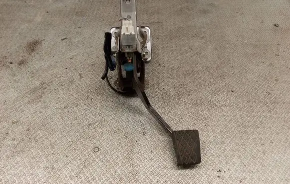 Lexus IS 220D-250-350 Brake pedal