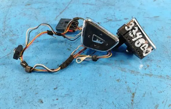 Lincoln MKZ II Steering wheel buttons/switches DP5T9E740B