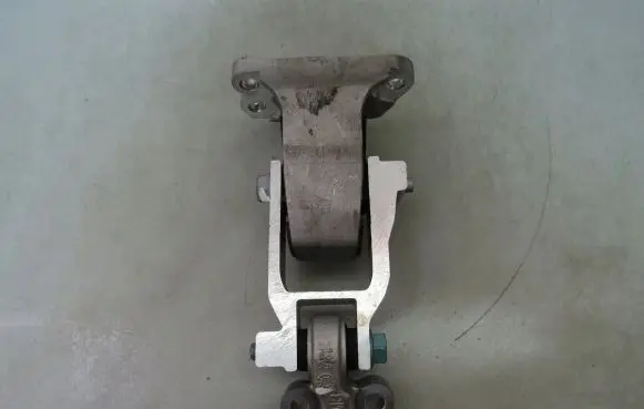 Nissan X-Trail T33 Engine mounting bracket