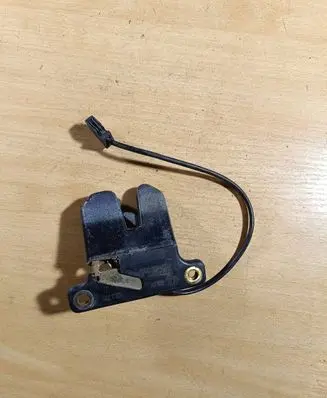 Audi A6 S6 C4 4A Tailgate/trunk/boot lock/catch/latch 4A5827505A
