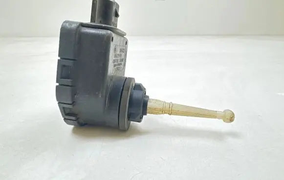 Chrysler Voyager Headlight level adjustment motor 4676678 0307852 VAD12V660