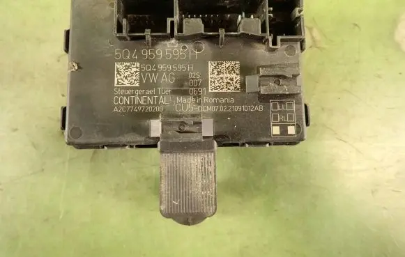 Skoda Octavia Mk4 Door control unit/module 5Q4959595H