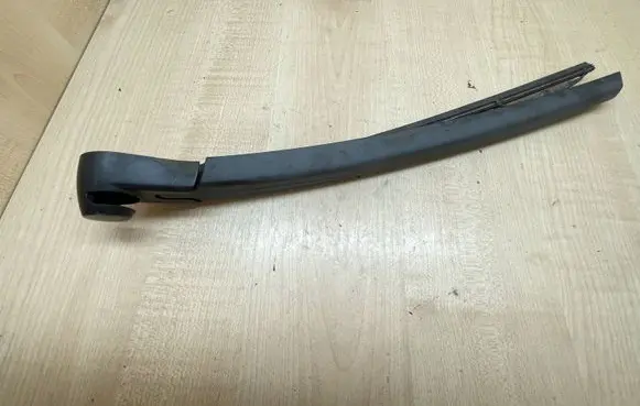 Rear wiper blade arm