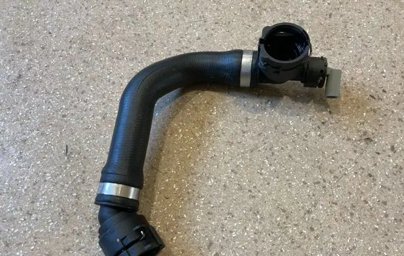 Engine coolant pipe/hose
