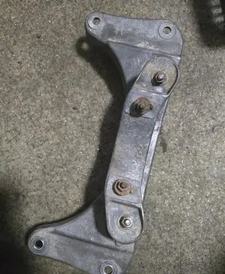 BMW 5 E39 Engine mounting bracket 1096106