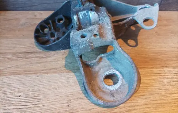 Audi A6 S6 C6 4F Engine mounting bracket