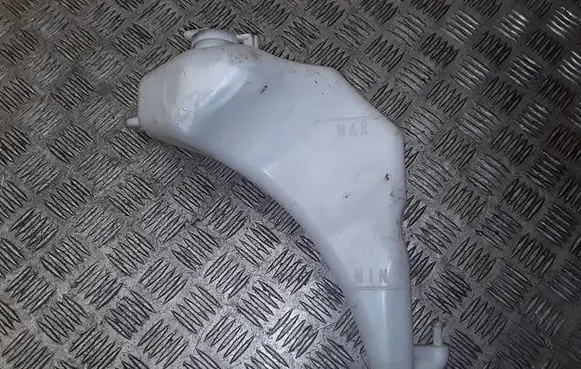 Isuzu D-Max Windshield washer fluid reservoir/tank