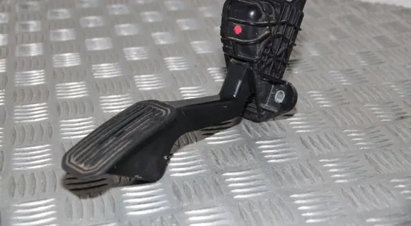 Accelerator throttle pedal