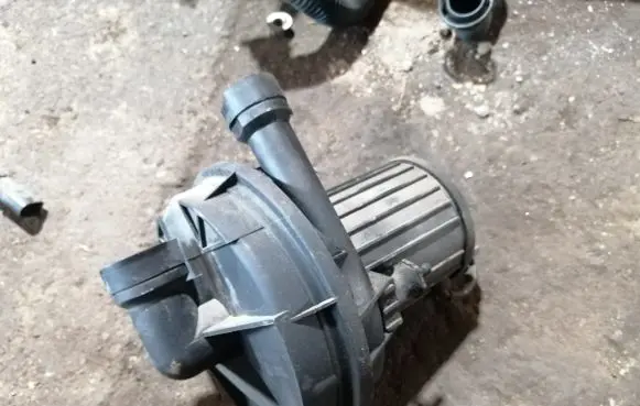 Volkswagen Golf V Secondary air pump 06A959253B