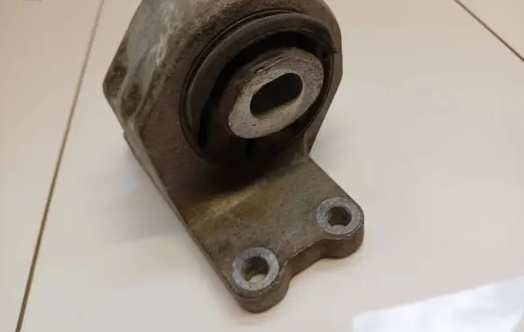 Land Rover Discovery 3 - LR3 Gearbox mount 3310163211 4618099231