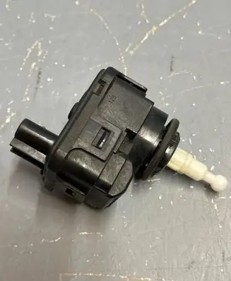 Headlight level adjustment motor