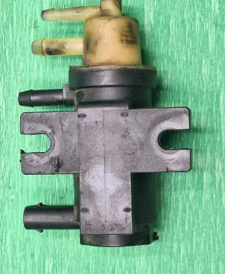 Mercedes-Benz C W204 Turbo solenoid valve A0091533128 70078208 10T194
