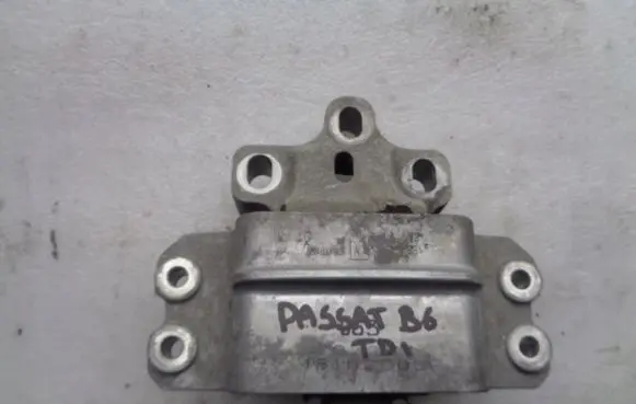 Volkswagen PASSAT B6 Engine mount bracket 3C0199555AA