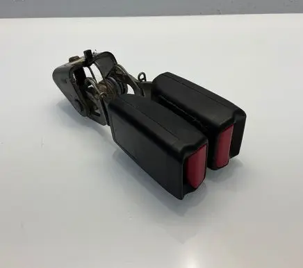 Mercedes-Benz E W211 Rear seatbelt buckle A2118604669 068086 305753400