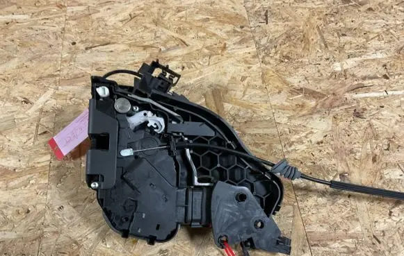 Volvo V50 Rear door lock 30699111 985916102