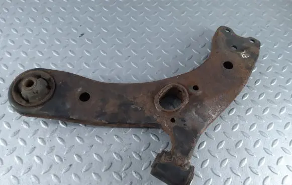 Toyota Avensis T270 Front lower control arm/wishbone 4806905080