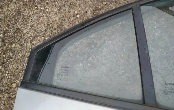 Nissan Primera Rear vent window glass 