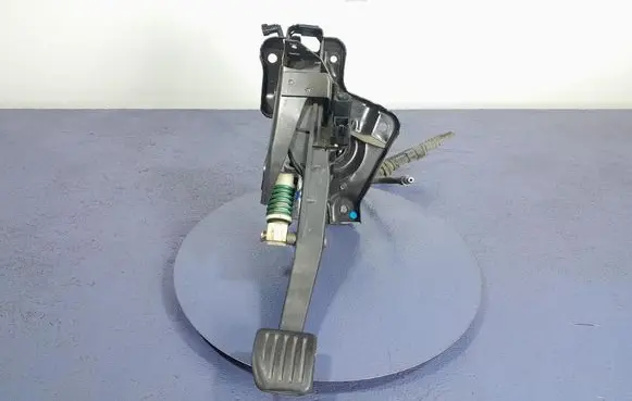 Accelerator throttle pedal