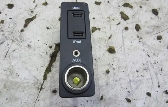 Jaguar XJ X351 USB socket connector AW9319C1666AA