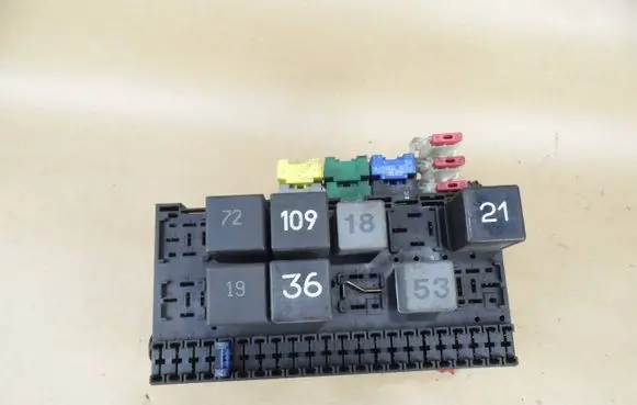 Volkswagen PASSAT B4 Fuse box set 357937039