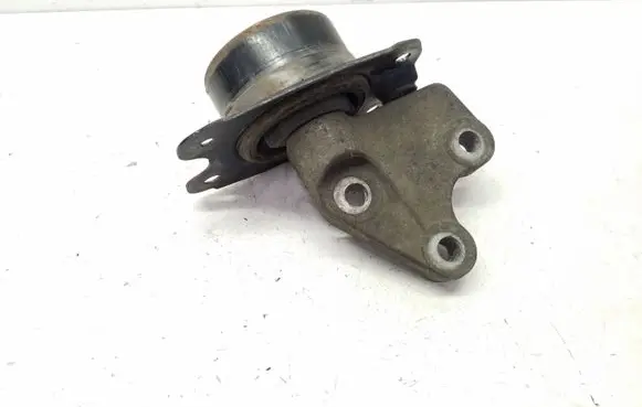 Chevrolet Captiva Engine mount bracket H60077A X04135