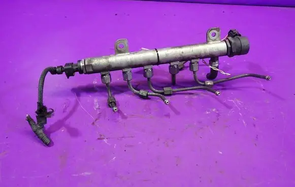 Renault Megane II Fuel main line pipe