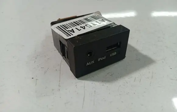 Hyundai i30 USB socket connector 961202R000