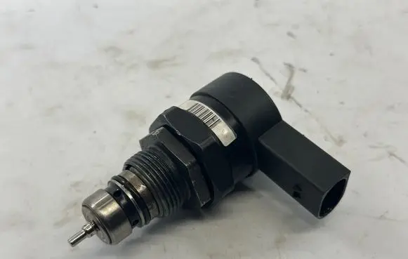 BMW 5 E39 Fuel pressure regulator 7805733 13537805733 0281002481