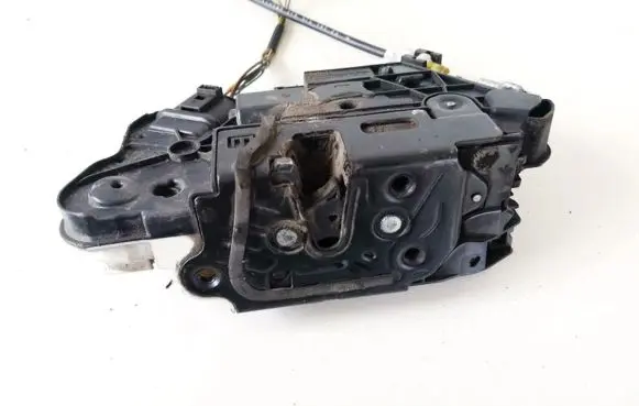 Volkswagen Scirocco Front door lock 5n1837015e