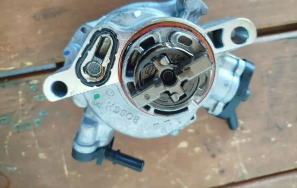 Citroen C5 Aircross Vacuum pump 9804021880