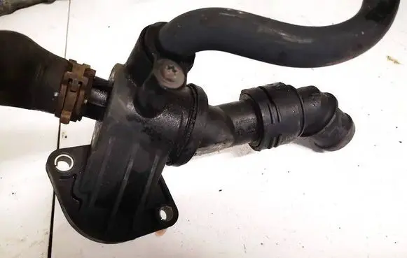 Volkswagen PASSAT B6 Engine coolant pipe/hose 06f1211116