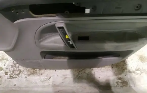 Volkswagen Touareg I Front door card panel trim