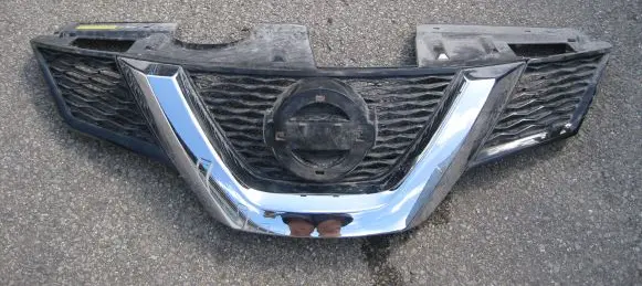 Nissan X-Trail T32 Front bumper upper radiator grill 623104CE0A